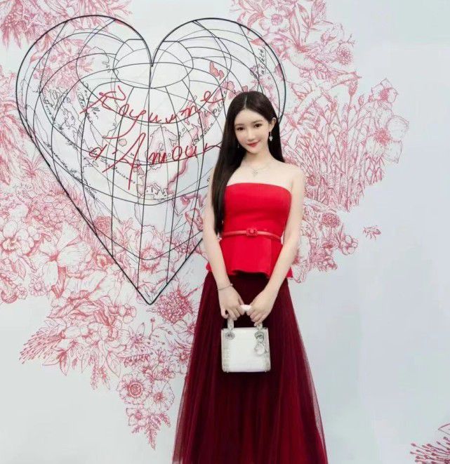 赵丽颖|网红与韩庚卢靖姗合影横在两口子中间，被指比卢靖姗更像韩庚老婆