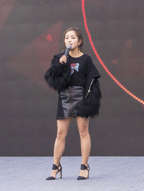 BiuVogue|何洁胖的挺美的，穿衣打扮高级还显瘦，就是腿看着不太精致