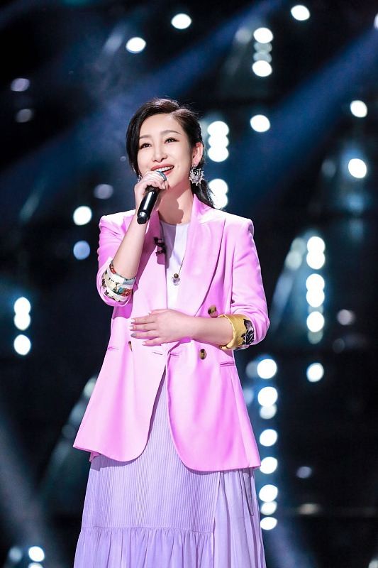 秦海璐|40+的秦海璐穿粉紫色西装“扮甜美”，看着挺高级，优雅干练