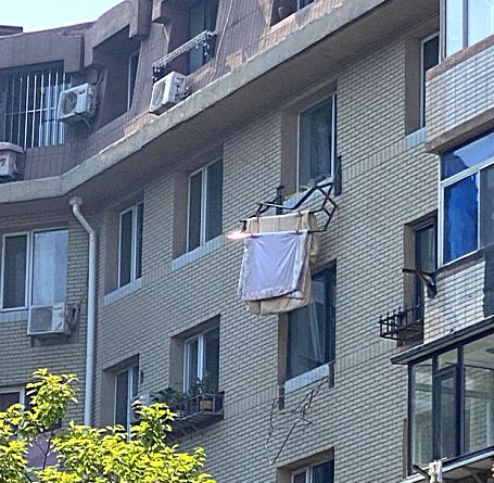 洁希亚国际洗衣 大连一女子晾晒被子，从五楼坠落不幸身亡，窗台晾衣架都折了
