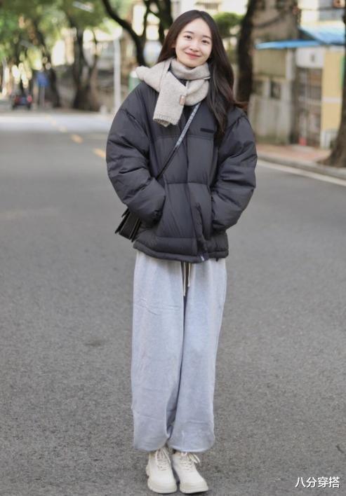 八分穿搭 阔腿裤out了！快来尝试今年流行的“运动裤”，休闲百搭还遮肉