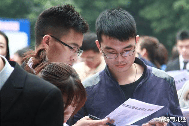 大学生|年薪超50万的人都啥“学历”?得知答案,网友没有对比就没有伤害