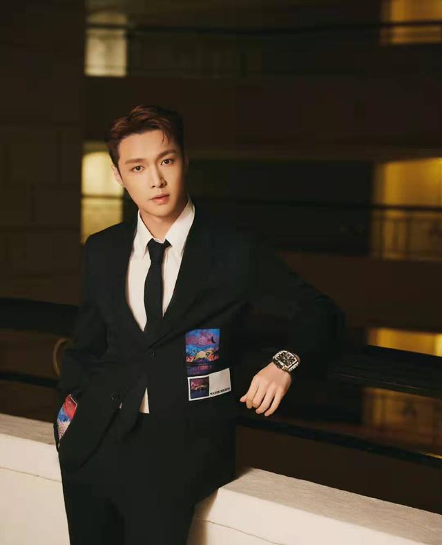 张艺兴|张艺兴带粉丝飞升：跨年九个舞台，顶奢，都抵不住杂志里辛酸的话