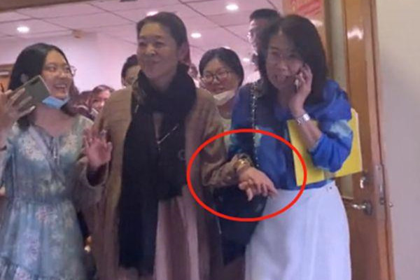 倪萍|倪萍孤身惊现机场，蒙面打扮，气势强大