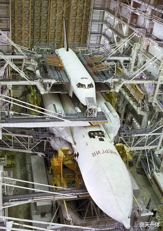 航天飞机 原来暴风雪号航天飞机不只一架，曾身绑4台AL31，水平从机场起飞
