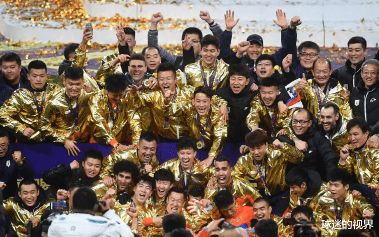 上海海港|上海海港失冠原因找到了！沪媒建议引进顶级前锋，球迷：不限薪？