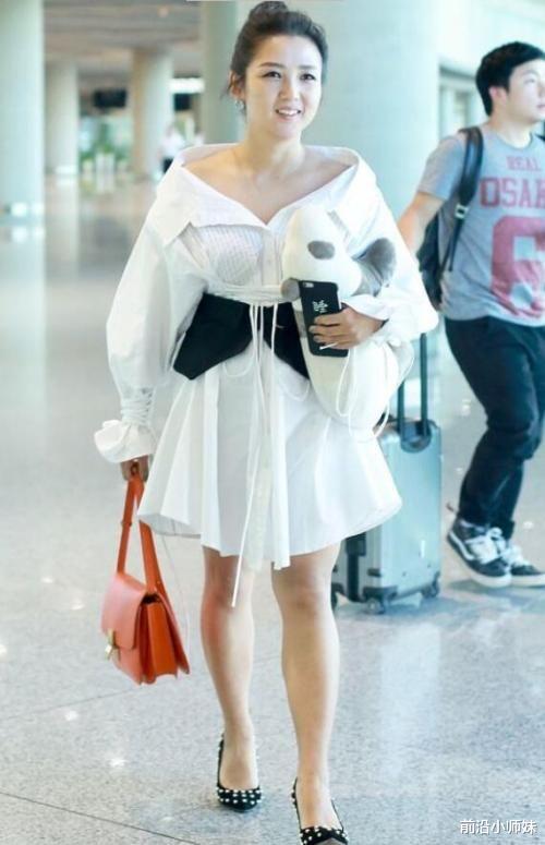 穿衣搭配|何洁太高估自己了！穿白色热裤显胯大，小腿还十分粗壮！