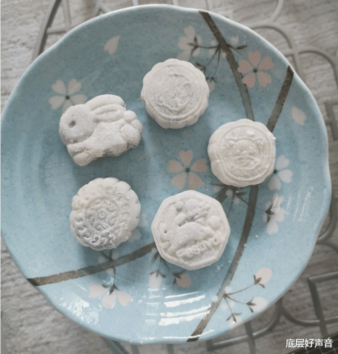 杨钰莹|杨钰莹晒中秋素颜照，50岁宛若20岁，网友：你影响了我们家三代人