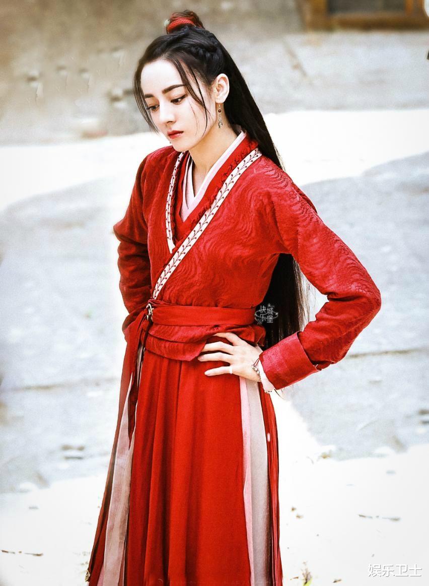 迪丽热巴|《安乐传》拍摄片场，迪丽热巴捏龚俊脸蛋好宠溺，搂肩刘宇宁氛围感满满