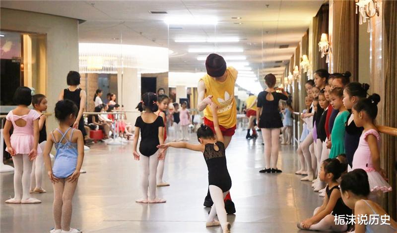 杨丽萍|46岁舞蹈界“巨婴”：年入百万却无人敢嫁，生活全靠家长轮流照料