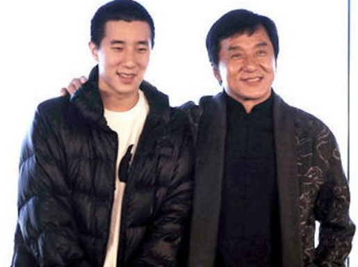 成龙|66岁成龙现身春晚大联排，戴万元绝版墨镜气场强，头发稀疏显老态