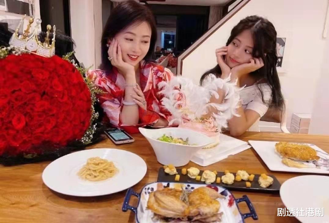 首尔|仙气十足！53岁香港知名女星晒13岁女儿近照，五官立体撞脸钟欣潼