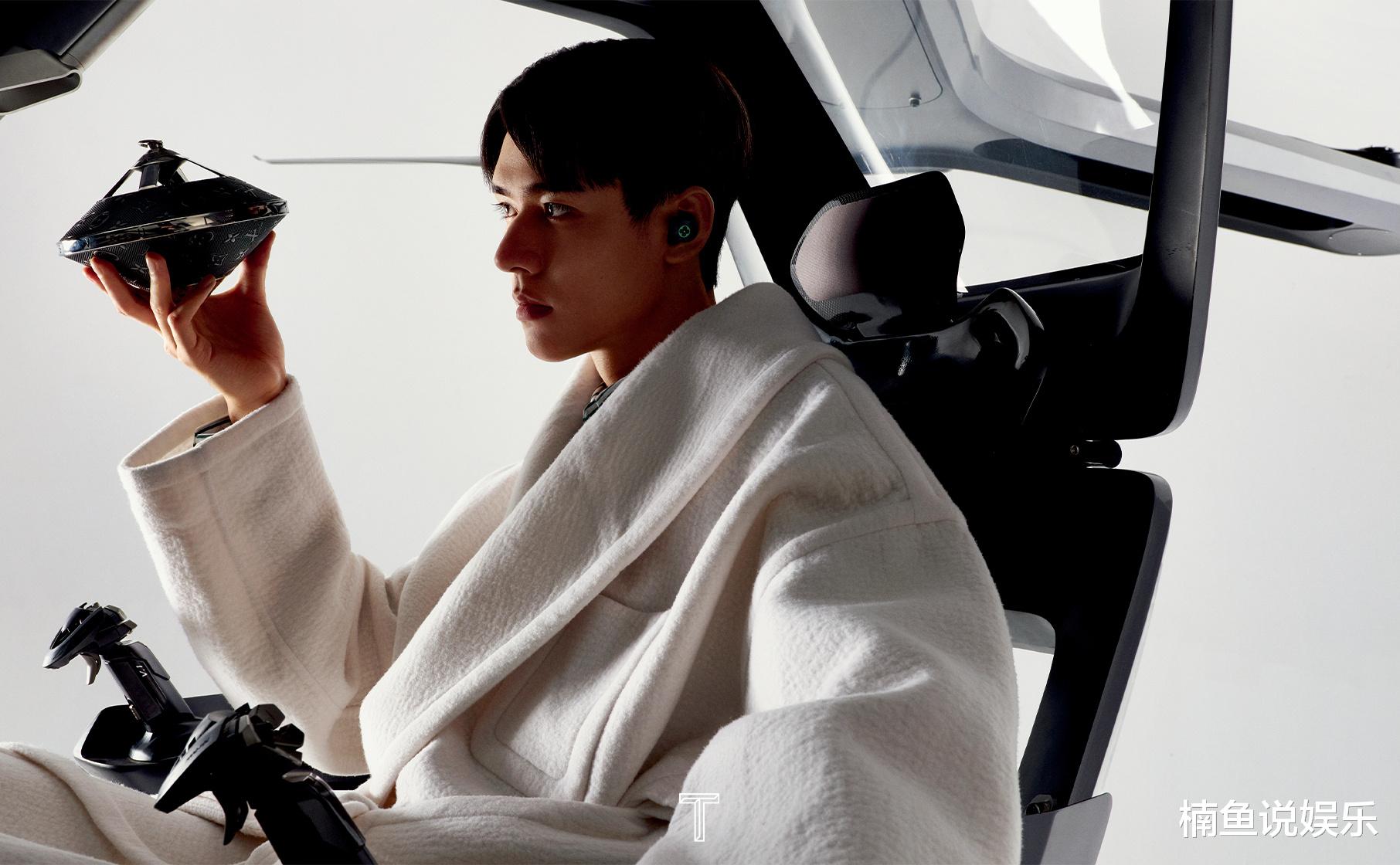 |龚俊出场太惊艳！拍抽象职场写真好洋气，三七分造型科技感十足