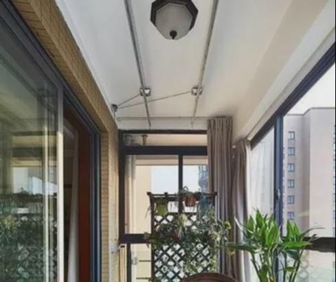 阳台太小晾不了衣服？聪明人都用这招解决，实用又省地方