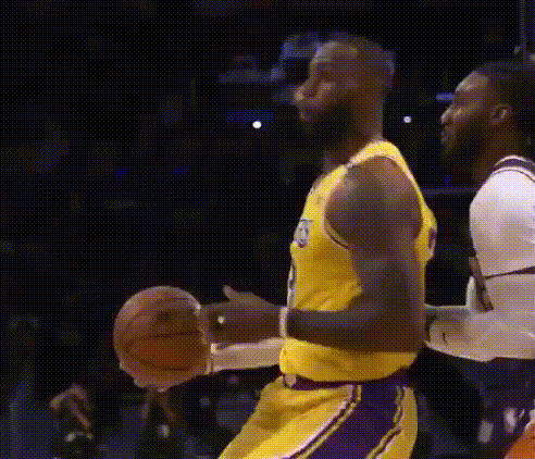 勒布朗·詹姆斯|你在教我做事啊？詹姆斯背打克勞德！莊神場(chǎng)邊靈魂模仿：給我玩兒他