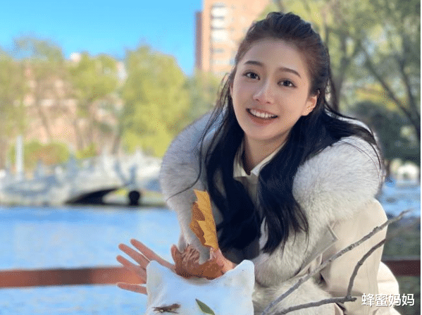 我是歌手|冯琳保研复旦后，担任东方卫视跨年晚会主持人，再次惊艳众人