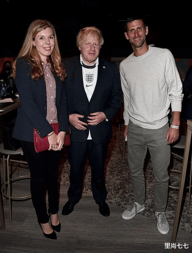 凯莉|英国首相一家三口罕出街，妻子挺6月孕肚还抱娃，儿子罗圈腿抢镜