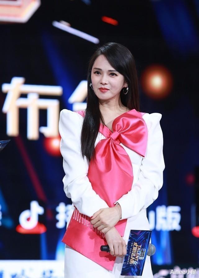 Ainee小屋 伊能静怎么娇嫩怎么打扮，白色垫肩裙挂粉色蝴蝶结，配色挺清新的