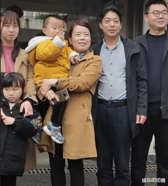 许敏|郭威和许敏玩投壶，面带笑意幸福感爆棚，网友：有血缘就是不一样