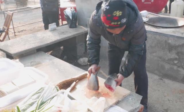 陈晓说美食 山东农村大集上的小酒摊，清水炖鱼25元3斤，老大爷一大早就喝上