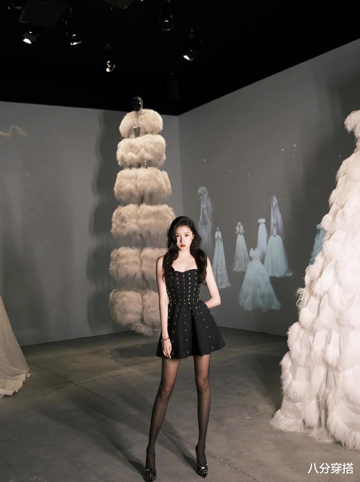 八分穿搭 “京圈公主”关晓彤又亮新照，穿抹胸小短裙配黑丝袜，轻熟优雅