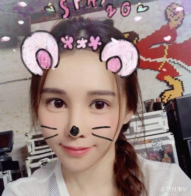 |香港著名靓模被曝欠债过亿不还，遭贴大字曝光，16岁时就怀孕生子