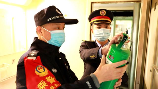 贵州都市报 这个乘警有个爱好：收集铁路票证！近30年收集1.3万张站台票2300多张火车票