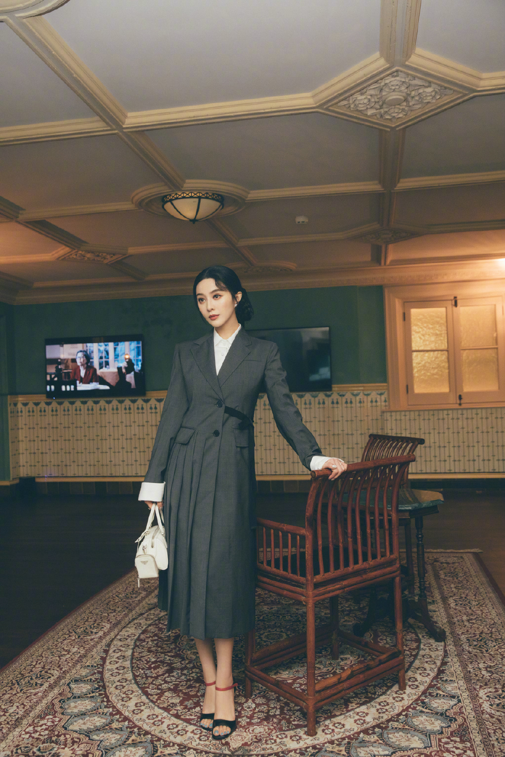 穿衣搭配|范冰冰渴望拍戏，走机场也要穿西装凹出职场范，看着像是去上班