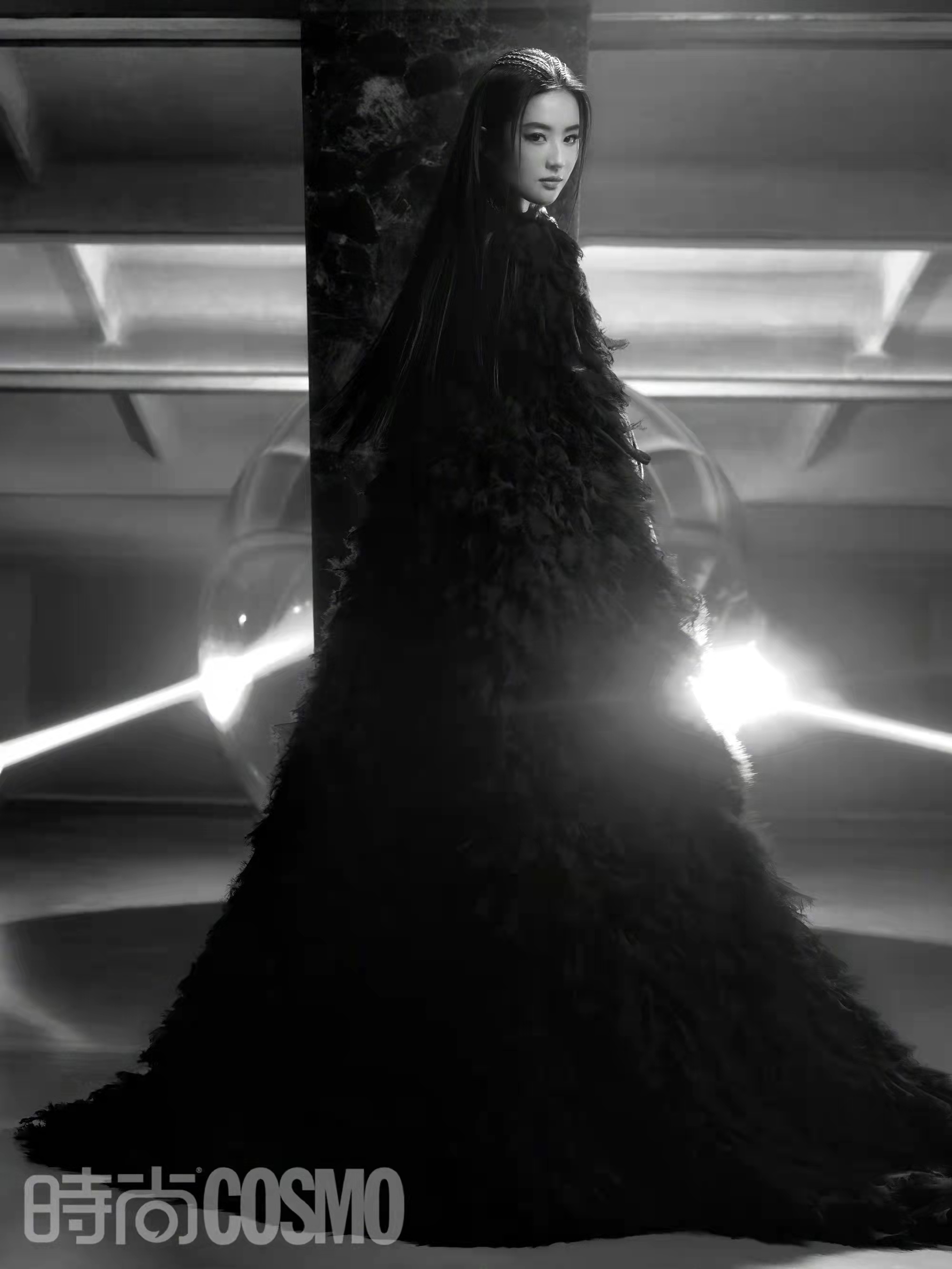 关之琳|众女星拍2022开年杂志：杨幂秀美背，刘亦菲女王，舒淇戴百万珠宝