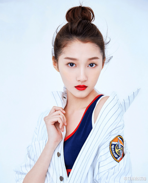 关晓彤|有一种美叫关晓彤，长得漂亮单看却显土气，但合照总能碾压别人