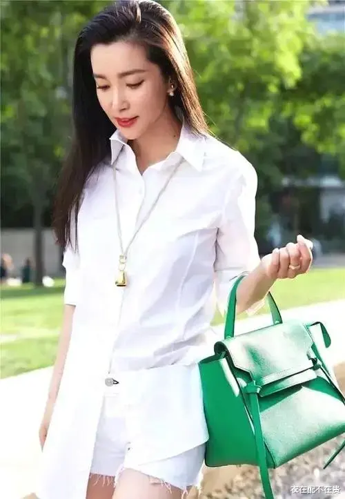 衣在配不在贵 李冰冰把衬衫穿出“法式感”，中间勒一条黑腰带，配半身裙挺优雅