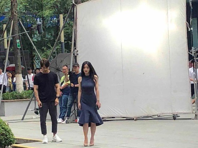 柳岩|柳岩街头被偶遇，生图暴露身材缺陷，上半身性感下半身短粗胖