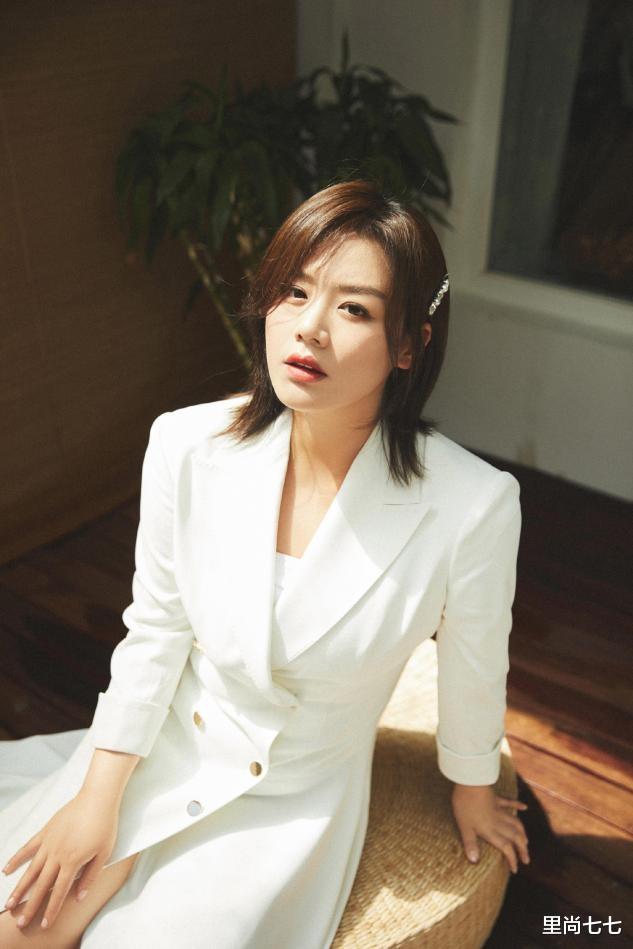 里尚七七 被爆结婚后马思纯首露面，亲妈全程搂腰陪同好体贴，她穿着好厚实