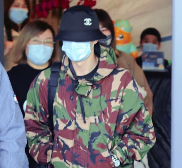 王一博|王一博成名后飘了?曝其机场脸色难看径直上车,留粉丝原地愣住