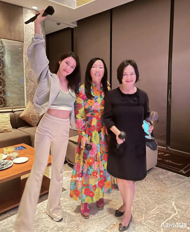 何超琼|59岁何超琼与好友聚会K歌，跟霍震霆同框合照，气场不输年轻名媛