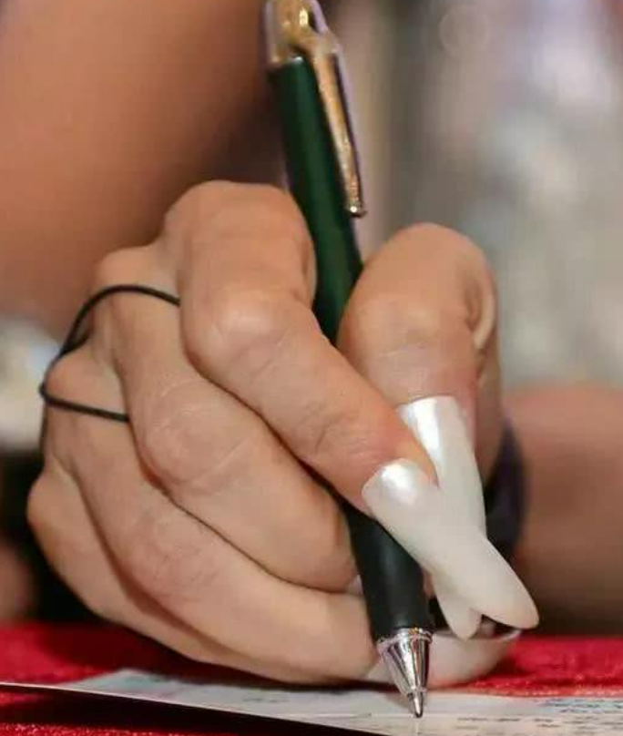 杨丽萍|62岁杨丽萍背竹筐坐豪车，脚上踩一双增高鞋，超长指甲不方便开门！