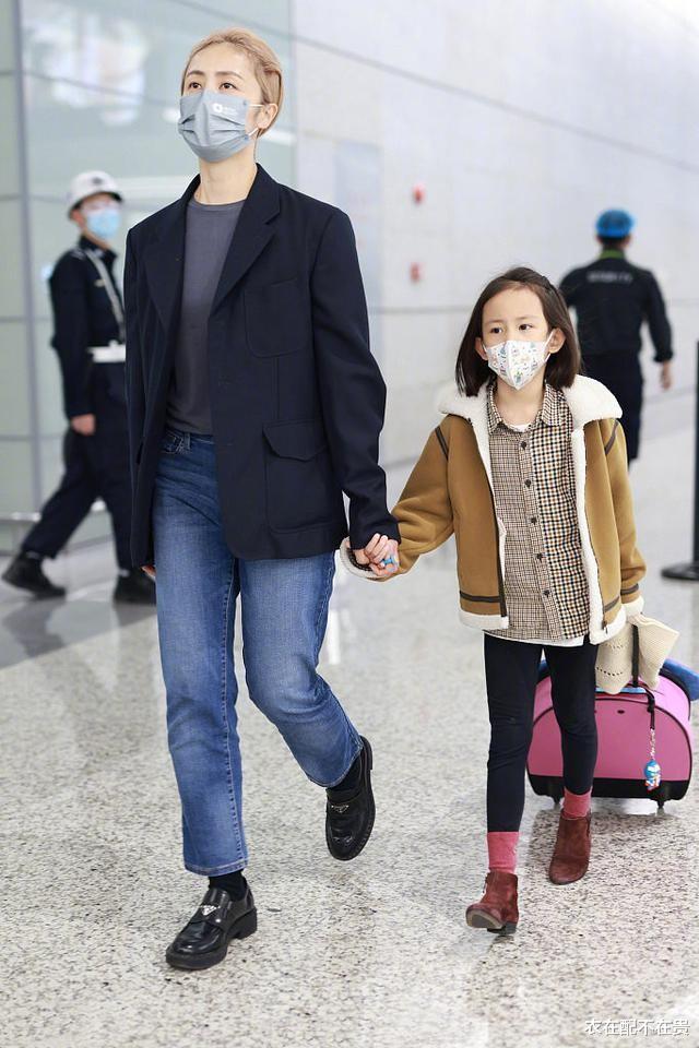 衣在配不在贵 黄磊一家罕见分开走机场，孙莉染金发挺洋气，剪寸头的黄磊像保安