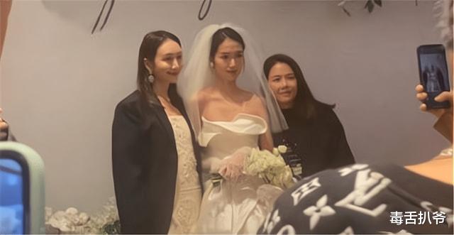 王鸥|王鸥参加妹妹婚礼，打扮低调热情没架子，绯闻男友何九华疑现身