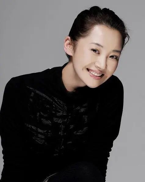 许晴|“冻龄女神”许晴：冯小刚视她为“梦中情人”，至今52岁仍是单身