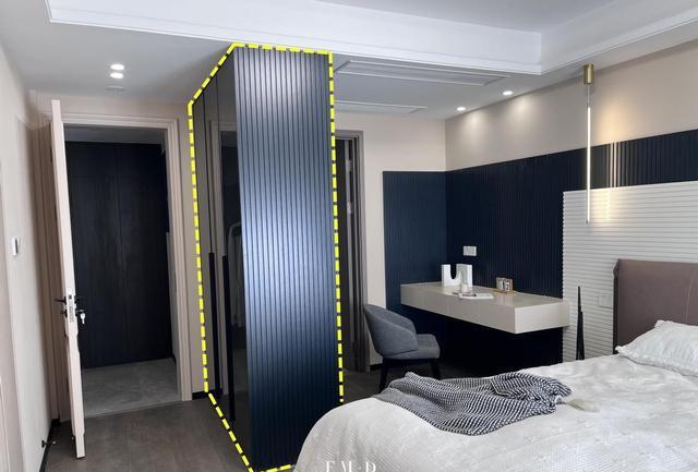 事实证明，卧室不做套房，装一字形玻璃柜，也能打造步入式梳妆区