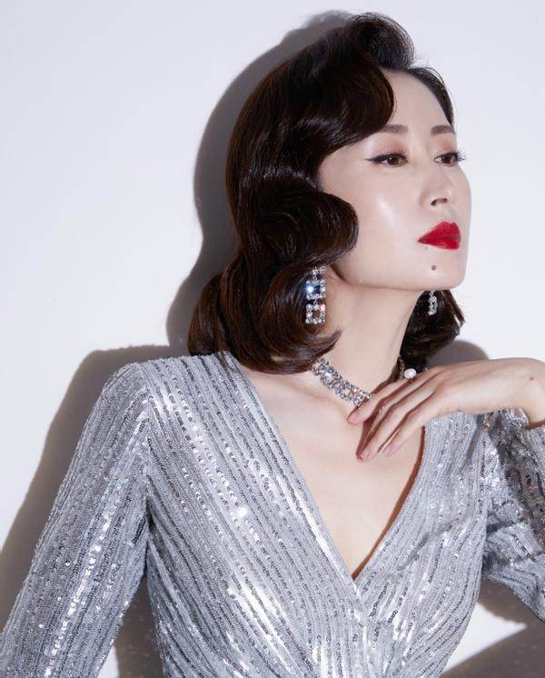 刘敏涛|刘敏涛穿一身银裙秀曲线，复古卷发配红唇贵气十足，美得太高级