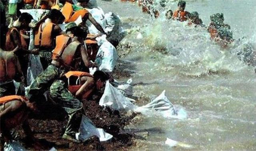 每天读宋词 1998年抗洪感人一幕，民众对着战士哭喊：别跳了，房子我们不要了