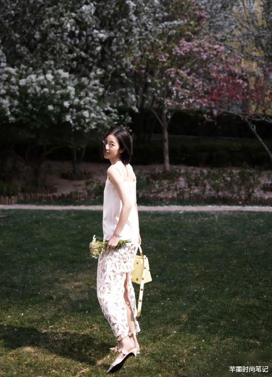 连衣裙|周雨彤穿出“仙女下凡”温柔风,一件樱花粉连衣裙自带高级浪漫范