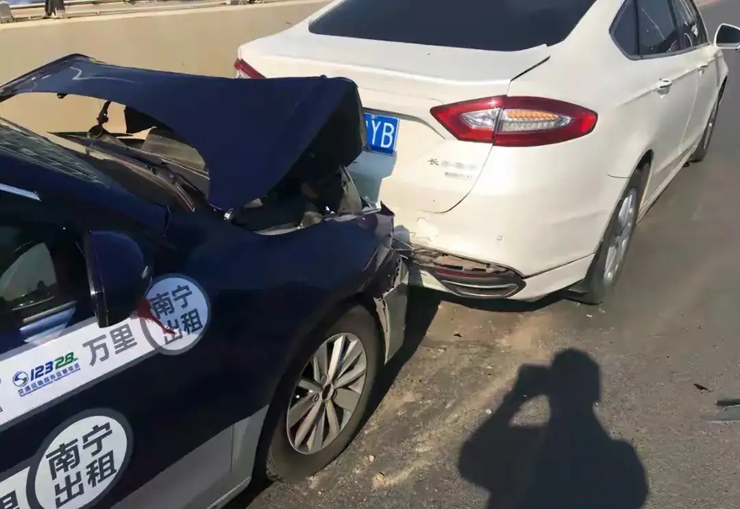 蒙迪欧 福特蒙迪欧的一次交通事故现场，和其他品牌车比，差距太大！