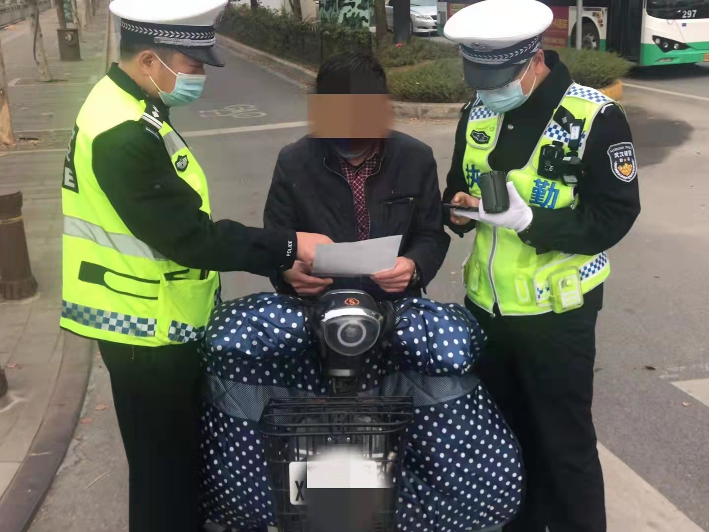 郑州|“伙计，看灯！”武汉推进交通秩序整治，3000余台闯红灯电动自行车同日被查