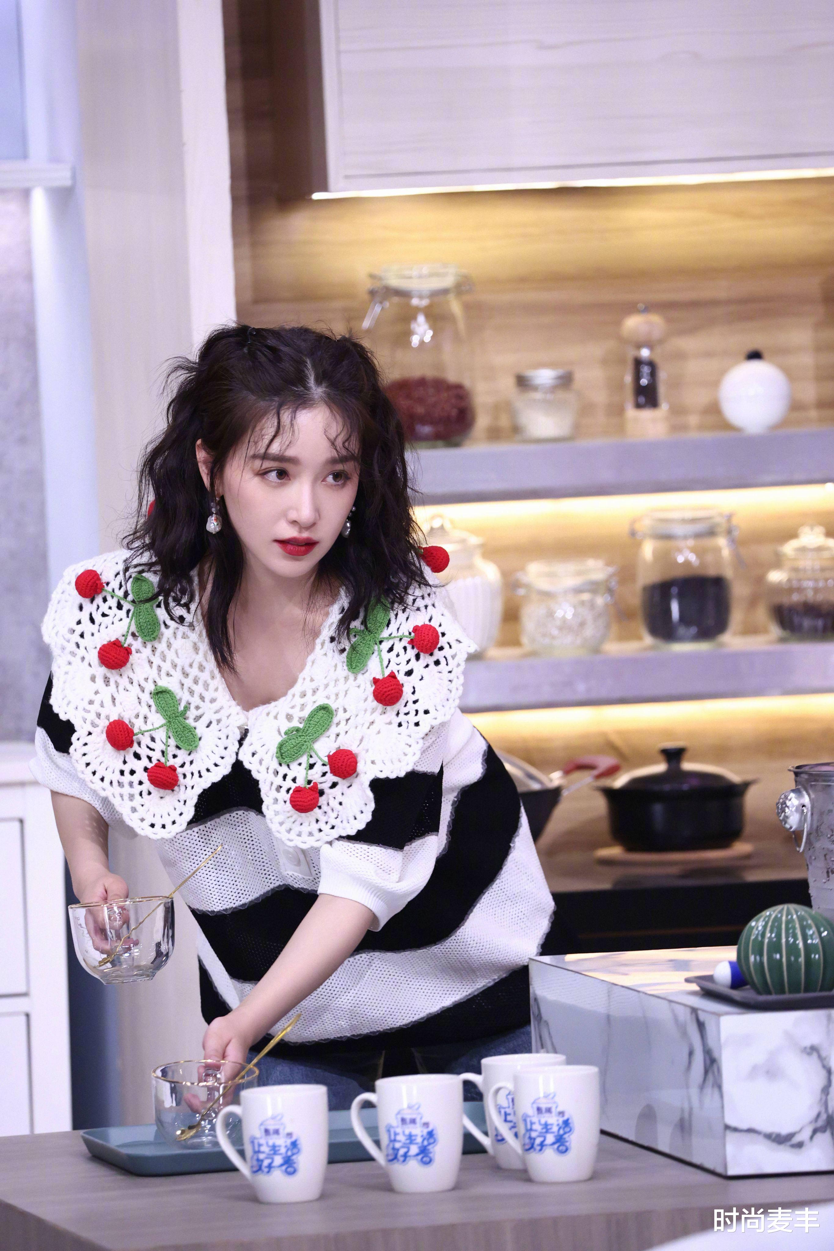 时尚麦丰|阚清子突然变酷帅，黑色连体工装裤，这是女特工要出动了吗