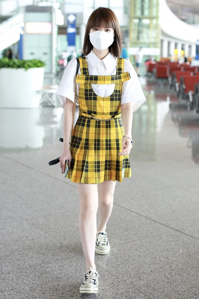 白小白的衣橱|毛晓彤晒照回归童年，一身学生打扮跟“未成年”似的，太娇俏了