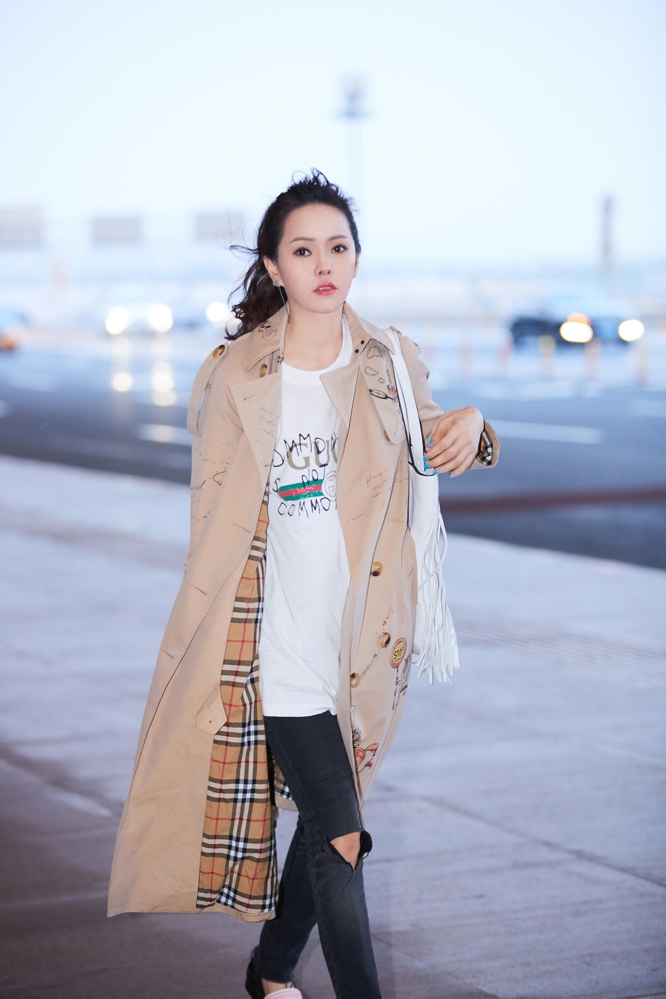 何有强|伊能静和秦昊一起亮相活动,穿黑色打底衫配白色半身裙,简约时髦