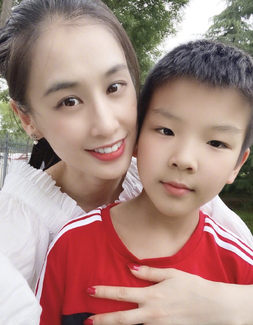 黄圣依|黄圣依久违晒长子，安迪脸蛋圆润身材“发福”，网友以为开了特效