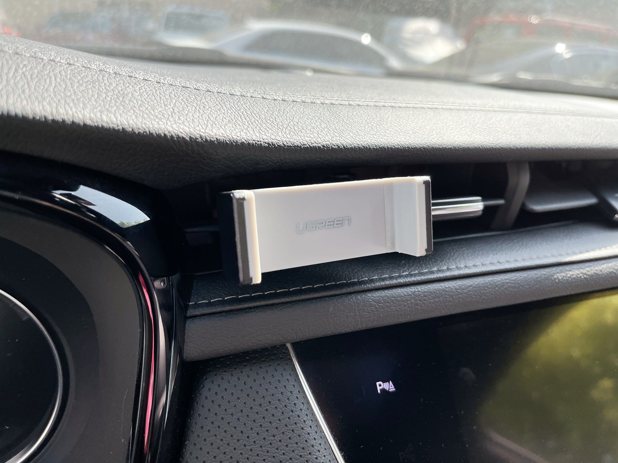 手机支架|给媳妇的iPhone 13换个绿联磁吸无线充车载手机支架来体验看看